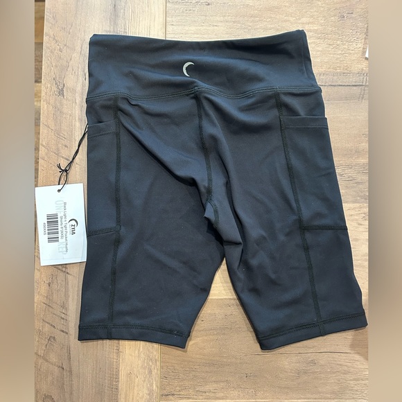 ZYIA Pants - Zyia Hustle Light n Tight LNT shorts BNWT XXS Black with Pockets